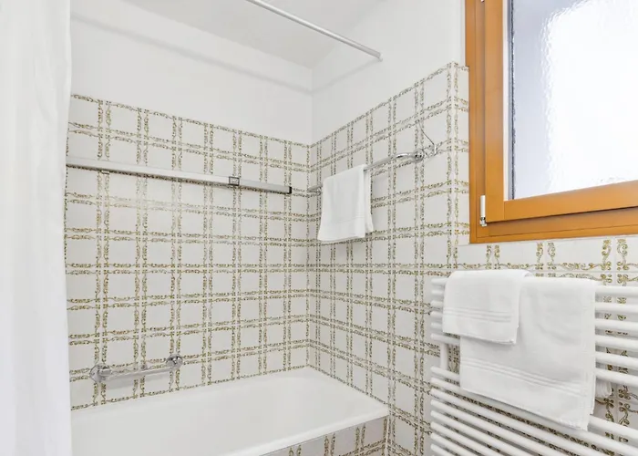 Guardaval 301 By Interhome